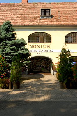 Hotel Nonius szálloda és étterem bejárata